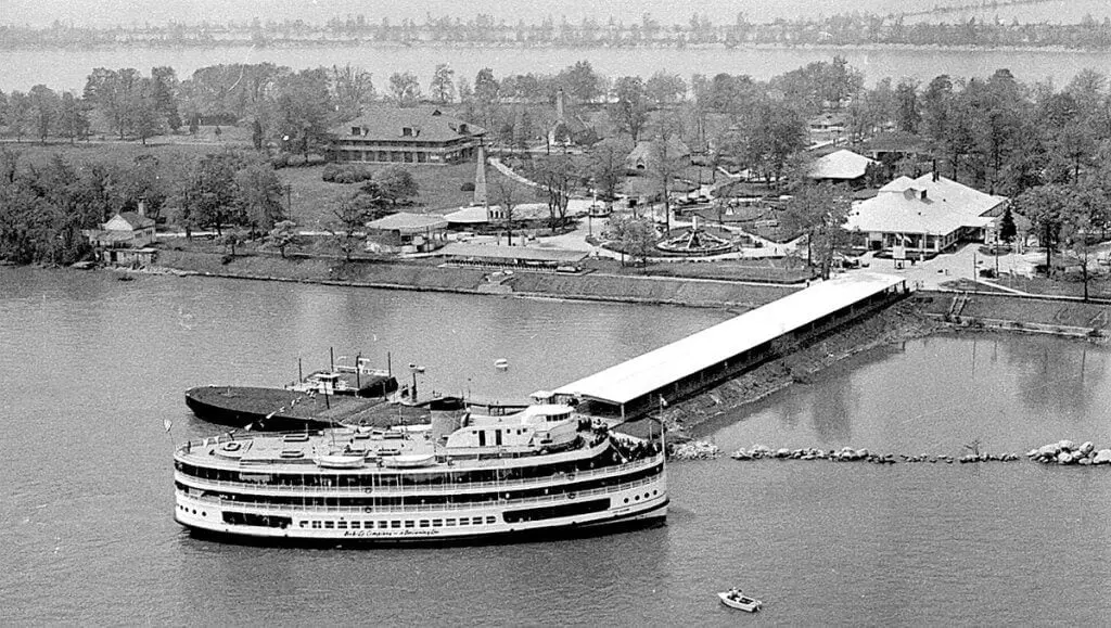 The SS Ste. Clair Boblo steamer arrives at the popular amusement park